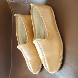 Vintage 70s 80s Women’s Tan Brown Faux Leather Faux Sherpa Lined Slippers